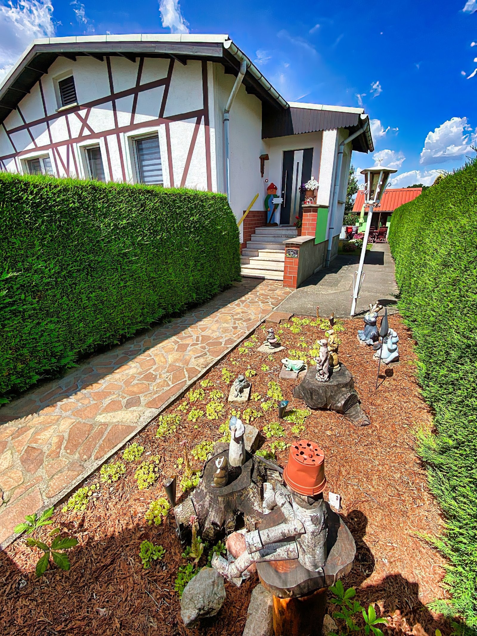 Zugangsweg zum Hauseingang Zugangsweg zum Hauseingang