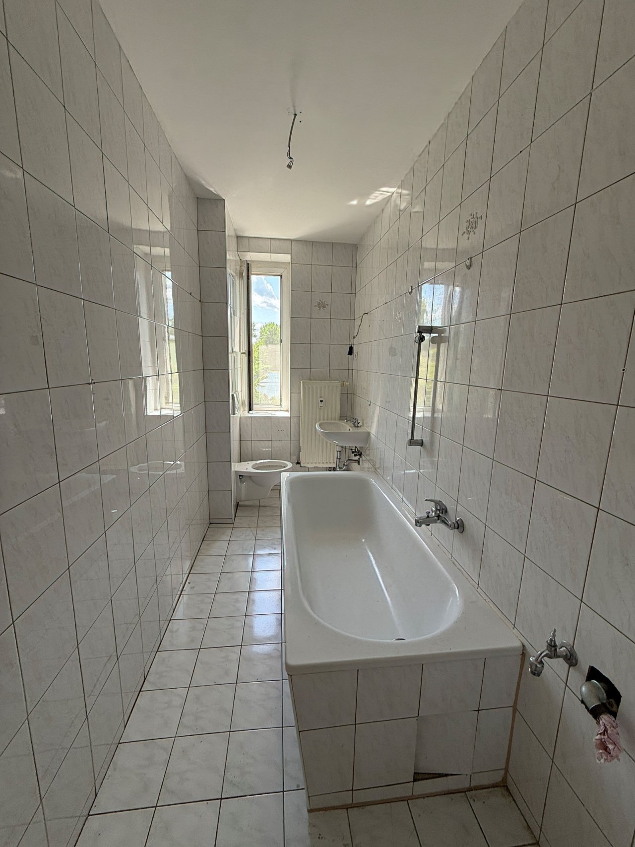 Bad mit Badewanne und WC OG