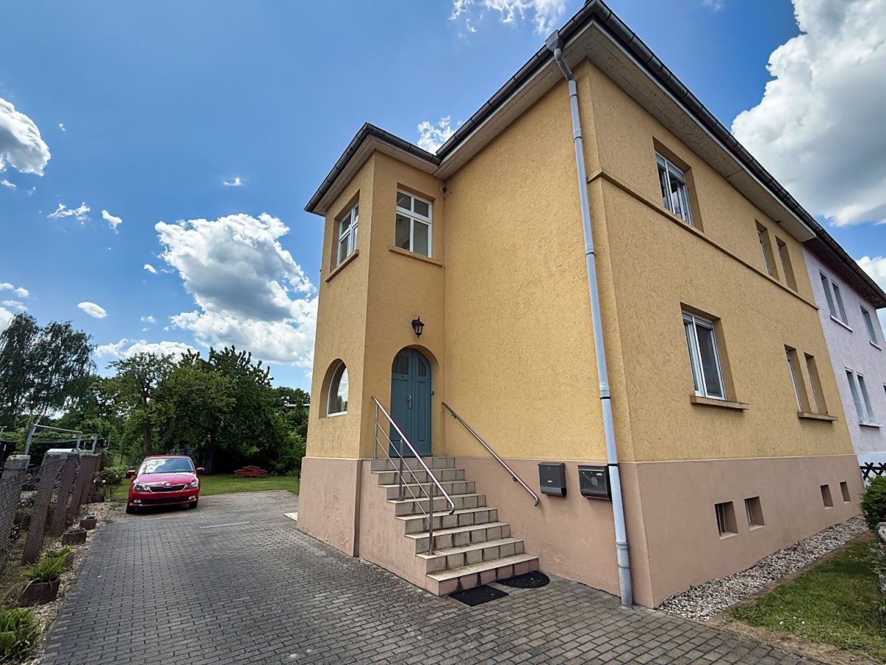 Seitenansicht mit Parkplätzen