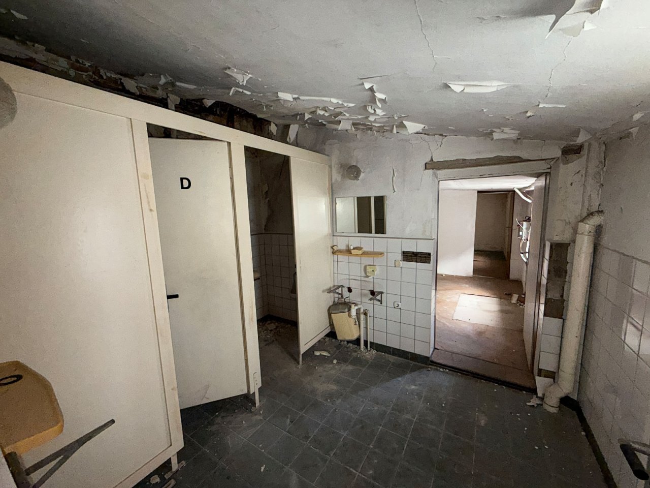 Nebengebäude sanierungsbedürftig Nebengebäude sanierungsbedürftig