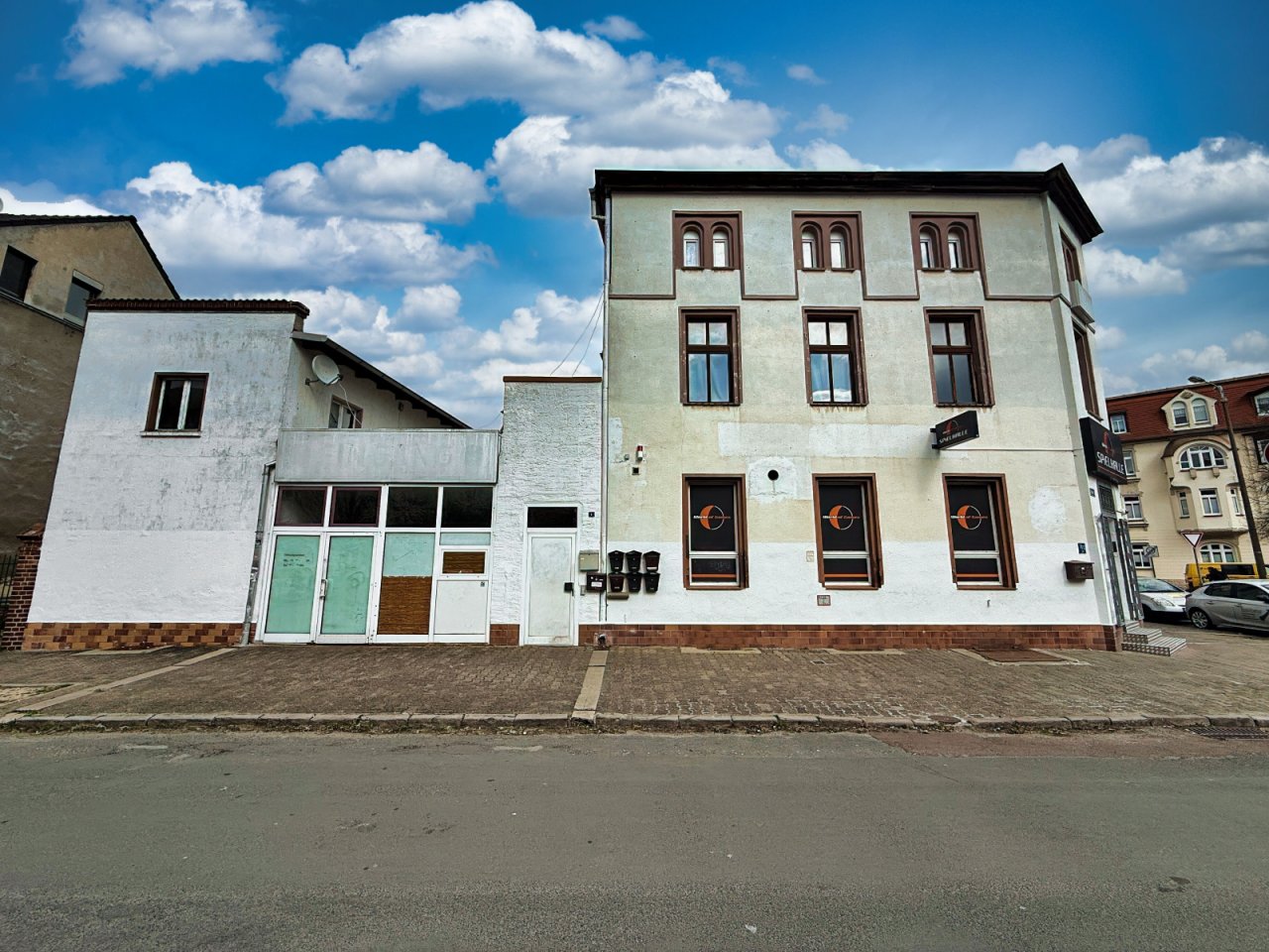 Seitenansicht Wohn- und Geschäftshaus Seitenansicht Wohn- und Geschäftshaus