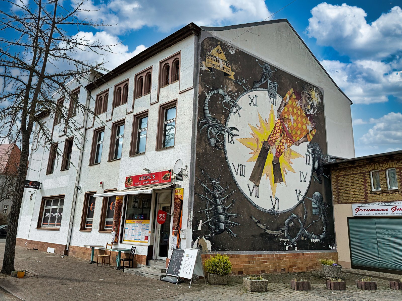 Seitenansicht mit Fassadenbemalung Seitenansicht mit Fassadenbemalung