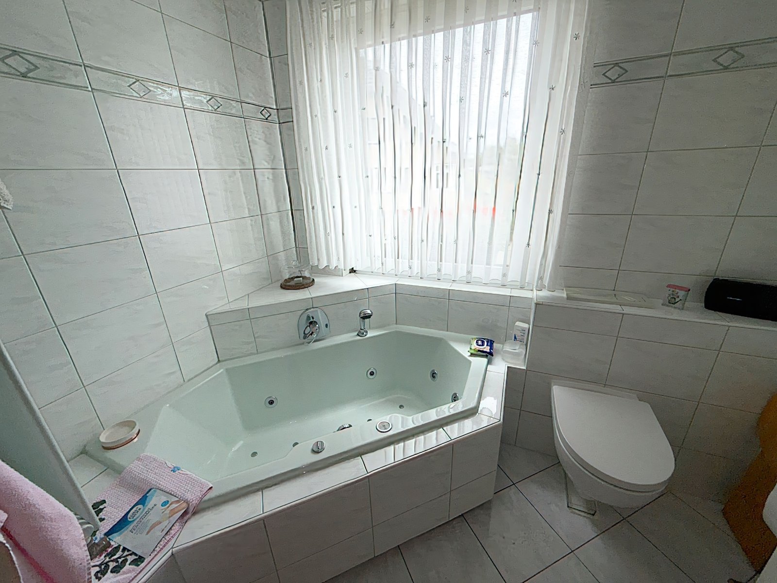 Bad mit Whirlpool und WC Bad mit Whirlpool und WC