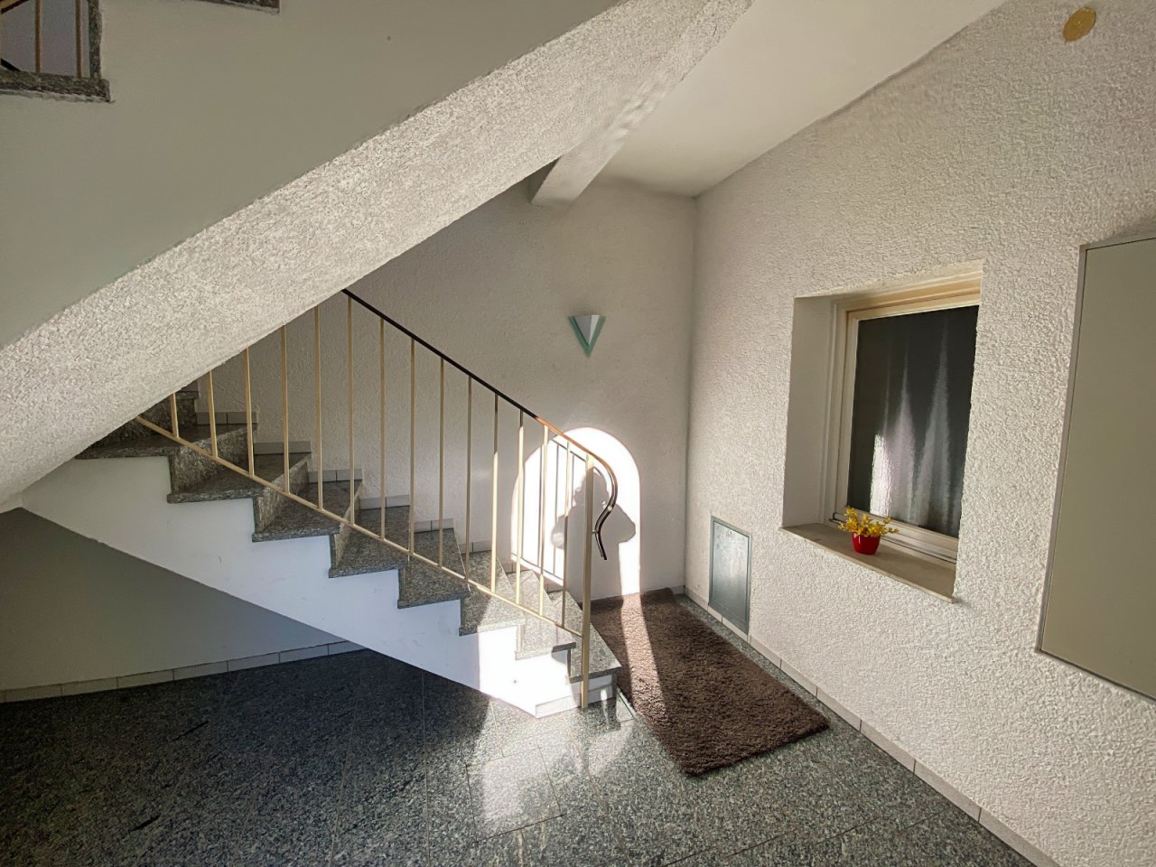 Treppenhaus Eingang links EG