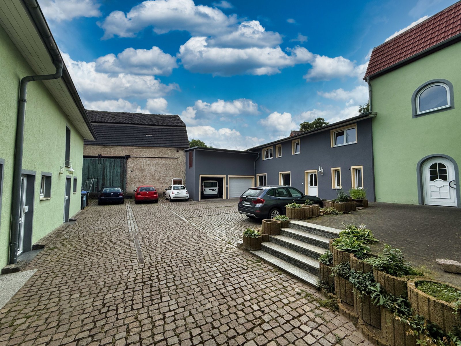 Innenhof 5 Stellplätze 2 Garagen Innenhof 5 Stellplätze 2 Garagen