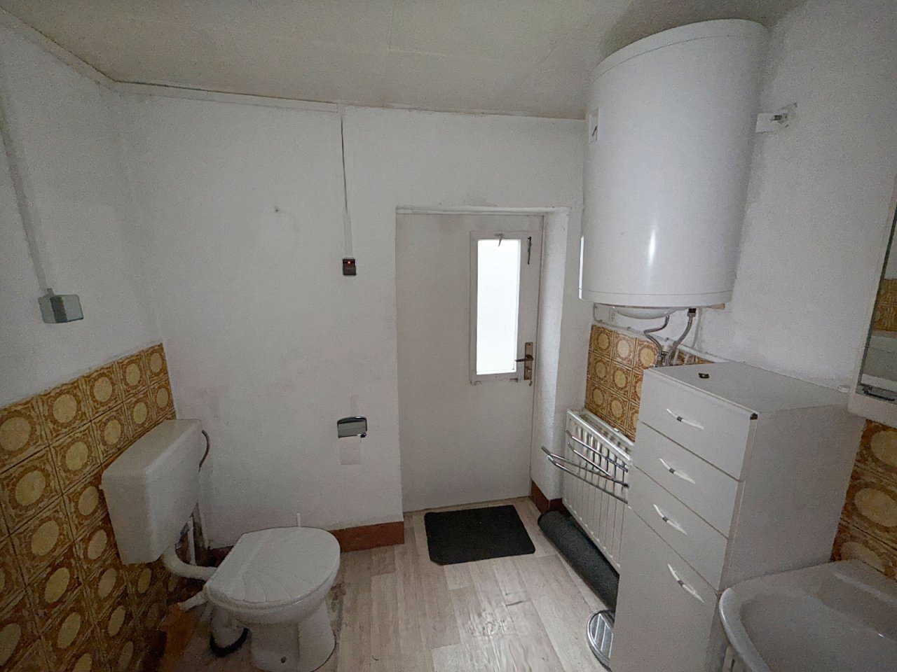 Bad mit WC und Boiler Bad mit WC und Boiler