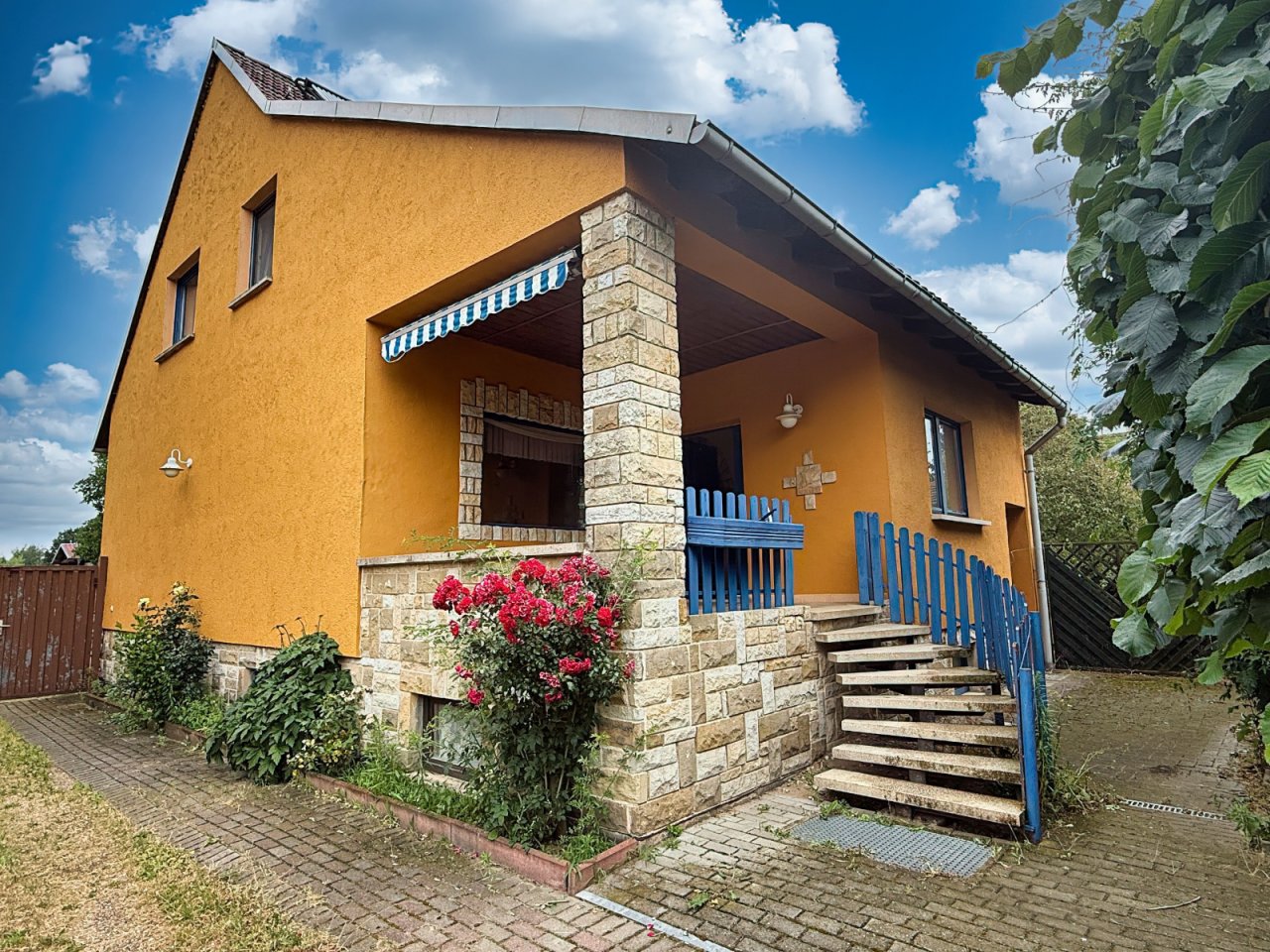 Wohnhaus mit Terrasse Rückseite