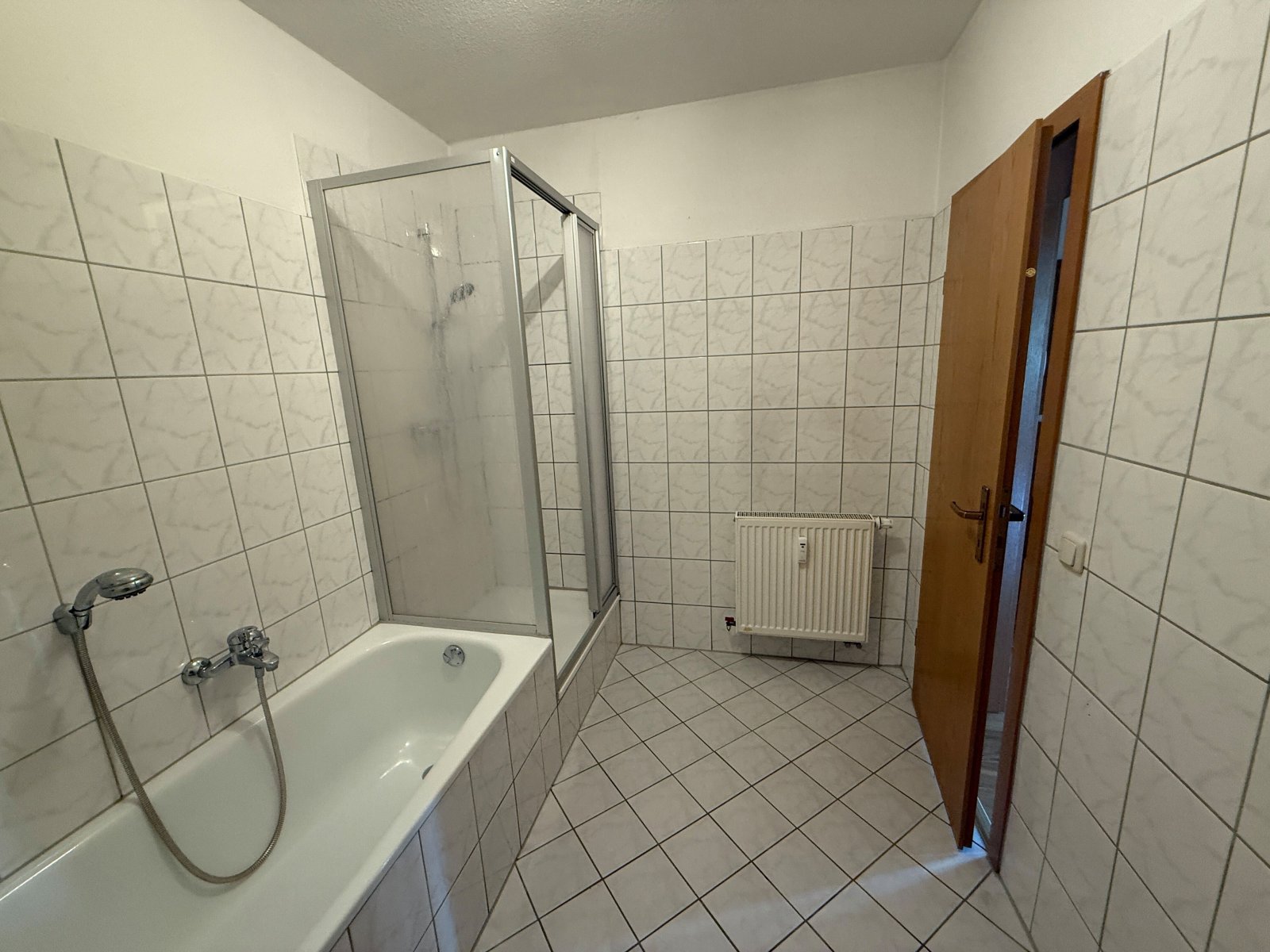 Bad mit Badewanne, Dusche Bad mit Badewanne, Dusche