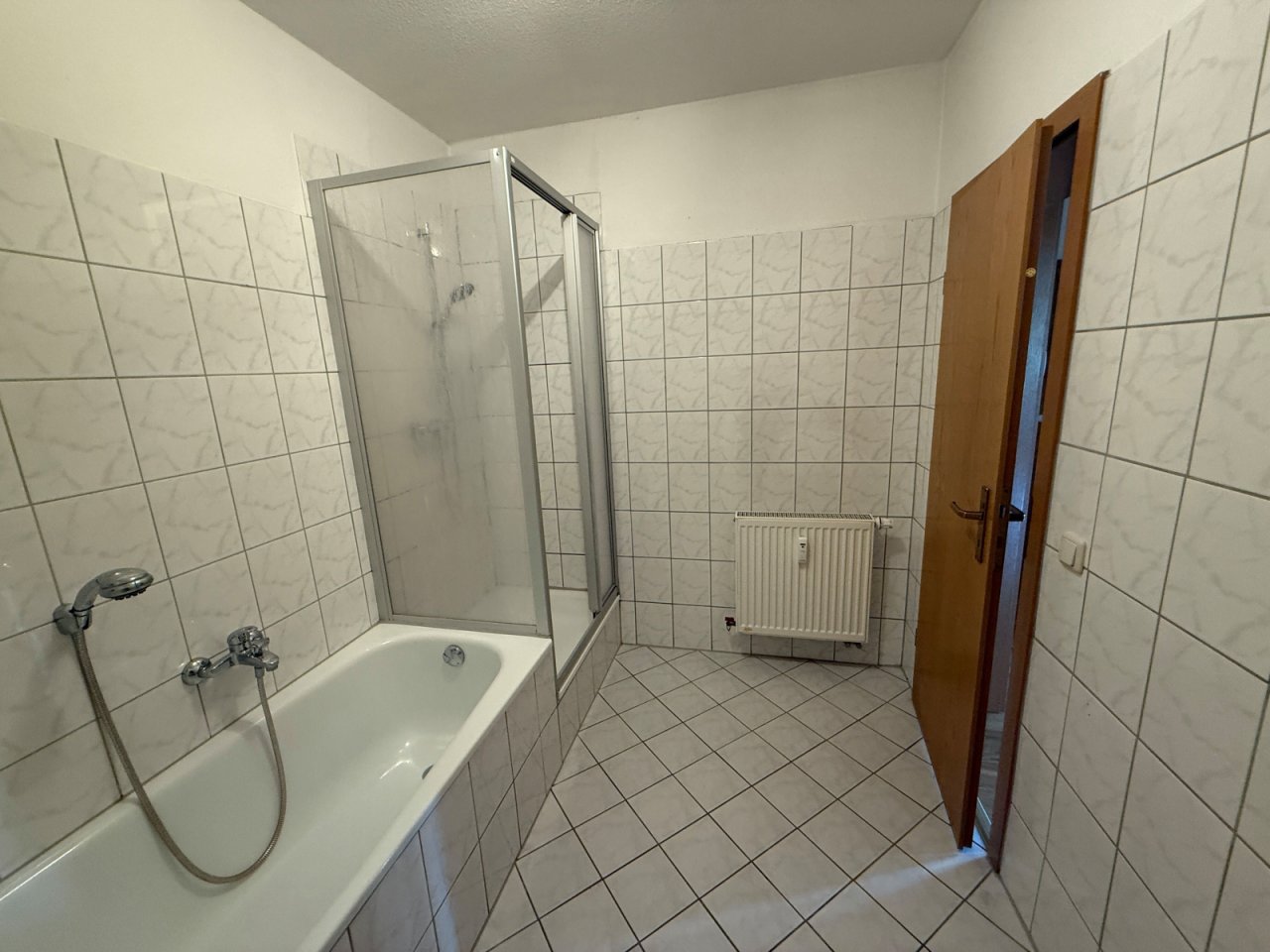 Bad mit Badewanne, Dusche Bad mit Badewanne, Dusche