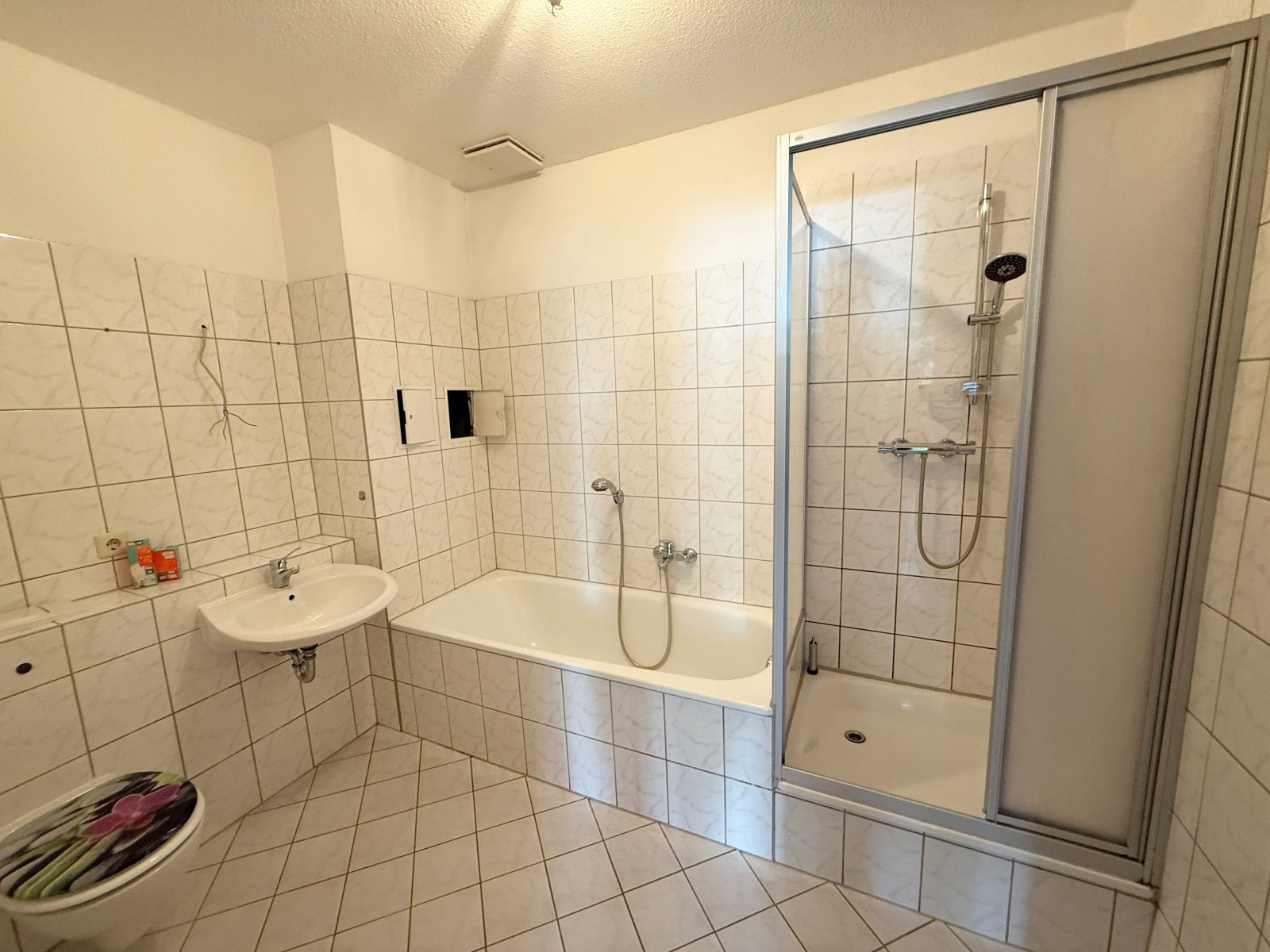 Bad mit Badewanne, Dusche, WC Bad mit Badewanne, Dusche, WC
