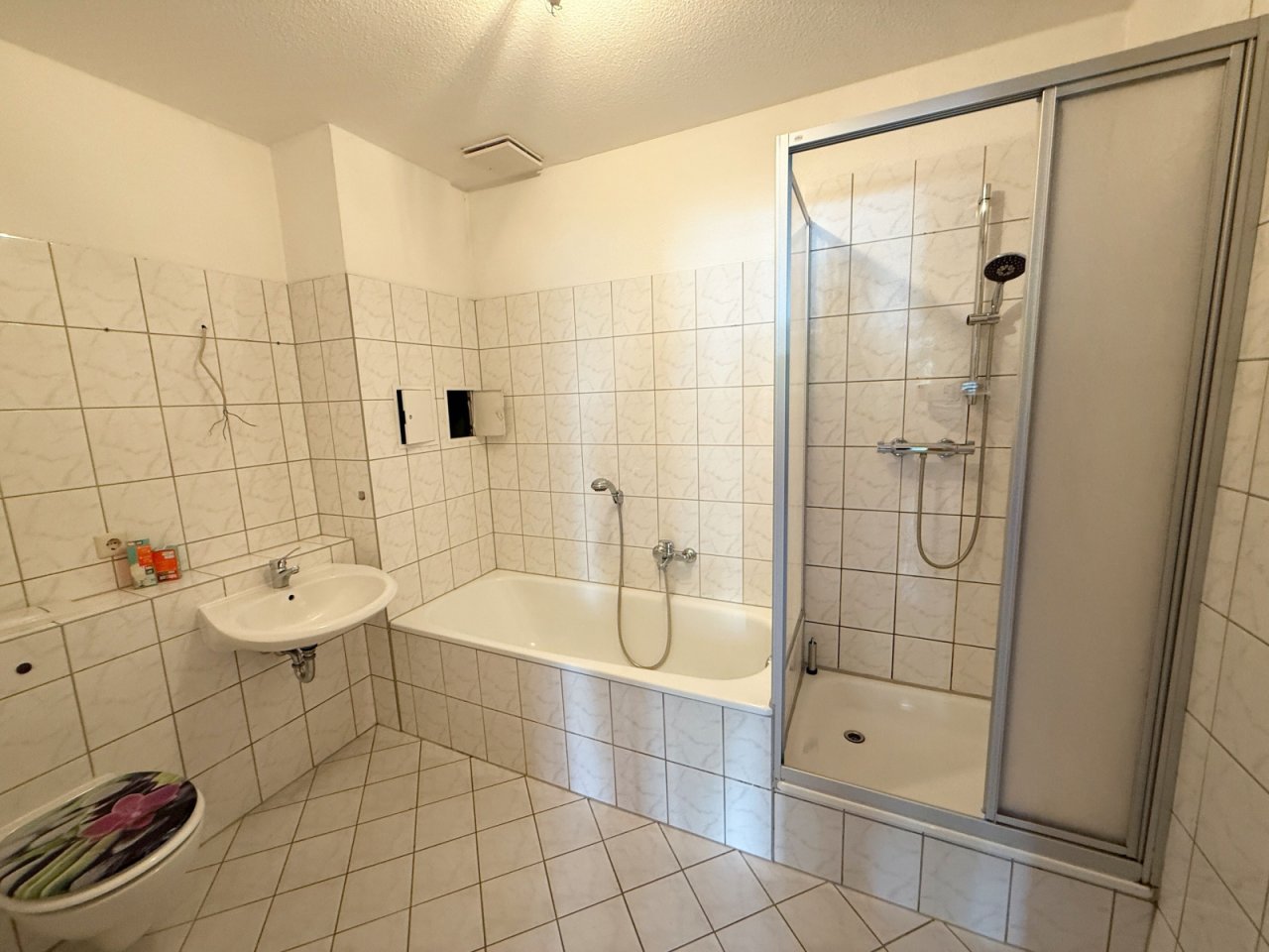 Bad mit Badewanne, Dusche, WC Bad mit Badewanne, Dusche, WC