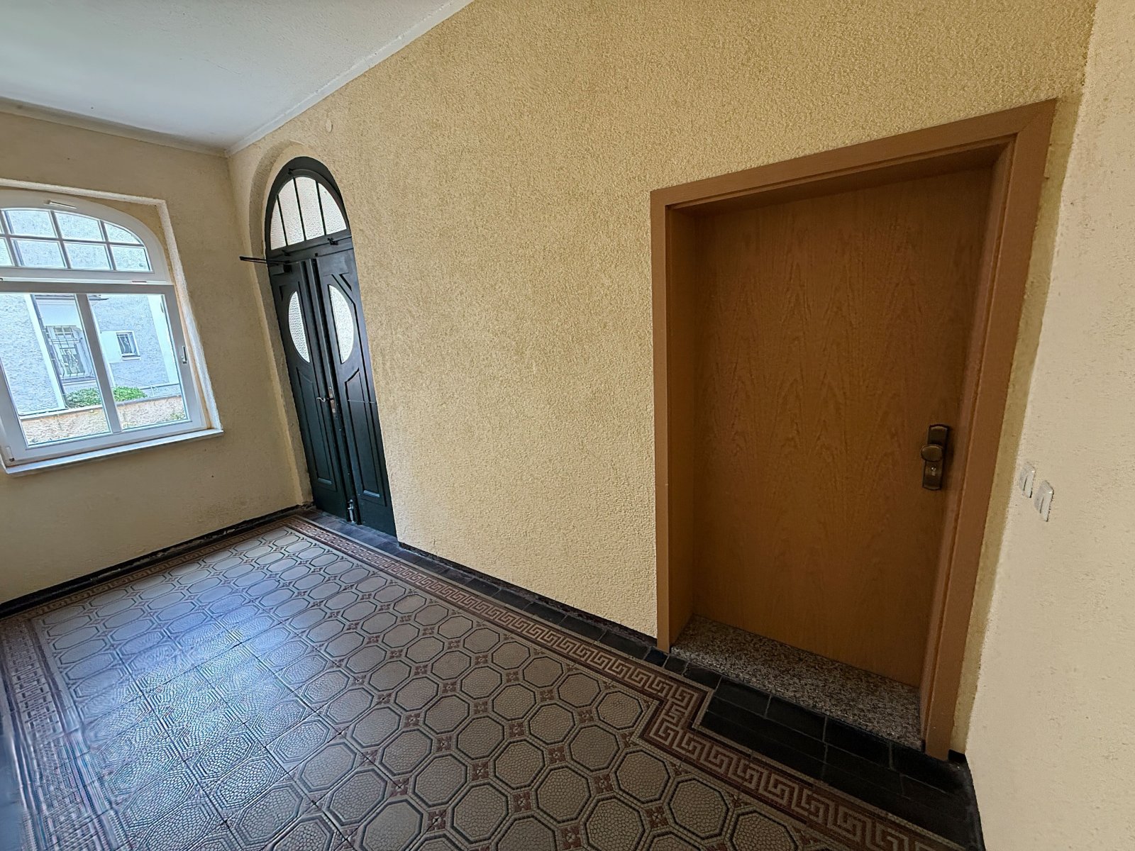 Hausflur mit Wohnungseingang Hausflur mit Wohnungseingang
