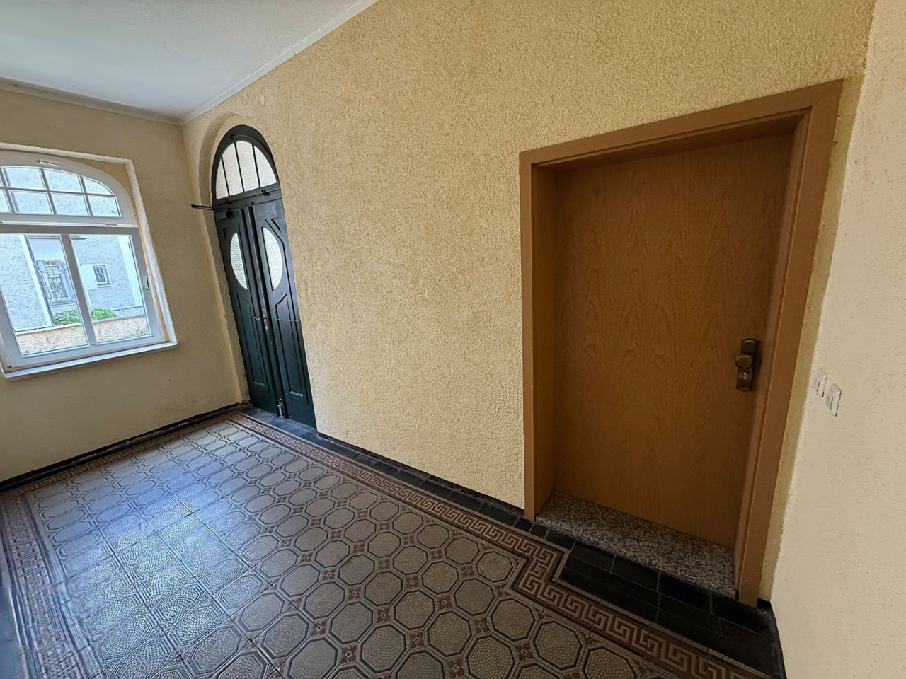 Hausflur mit Wohnungseingang Hausflur mit Wohnungseingang