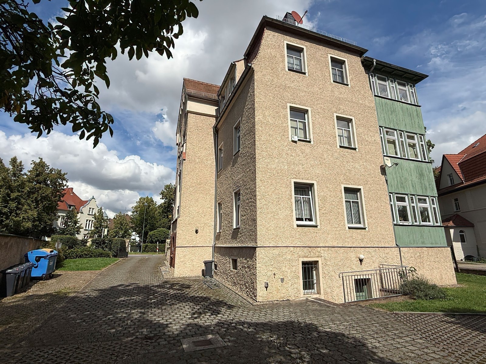 MFH Rückseite mit Hof MFH Rückseite mit Hof