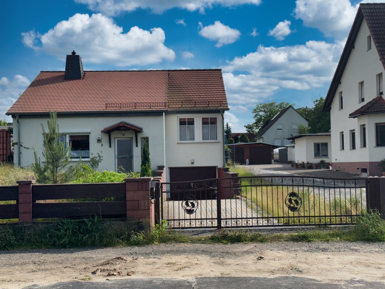 Einfamilienhaus mit Einfahrtstor