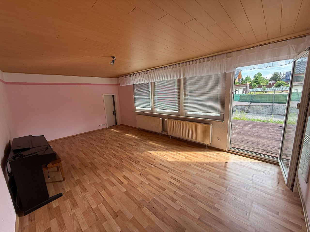 Wohnzimmer mit Terrassenausgang EG