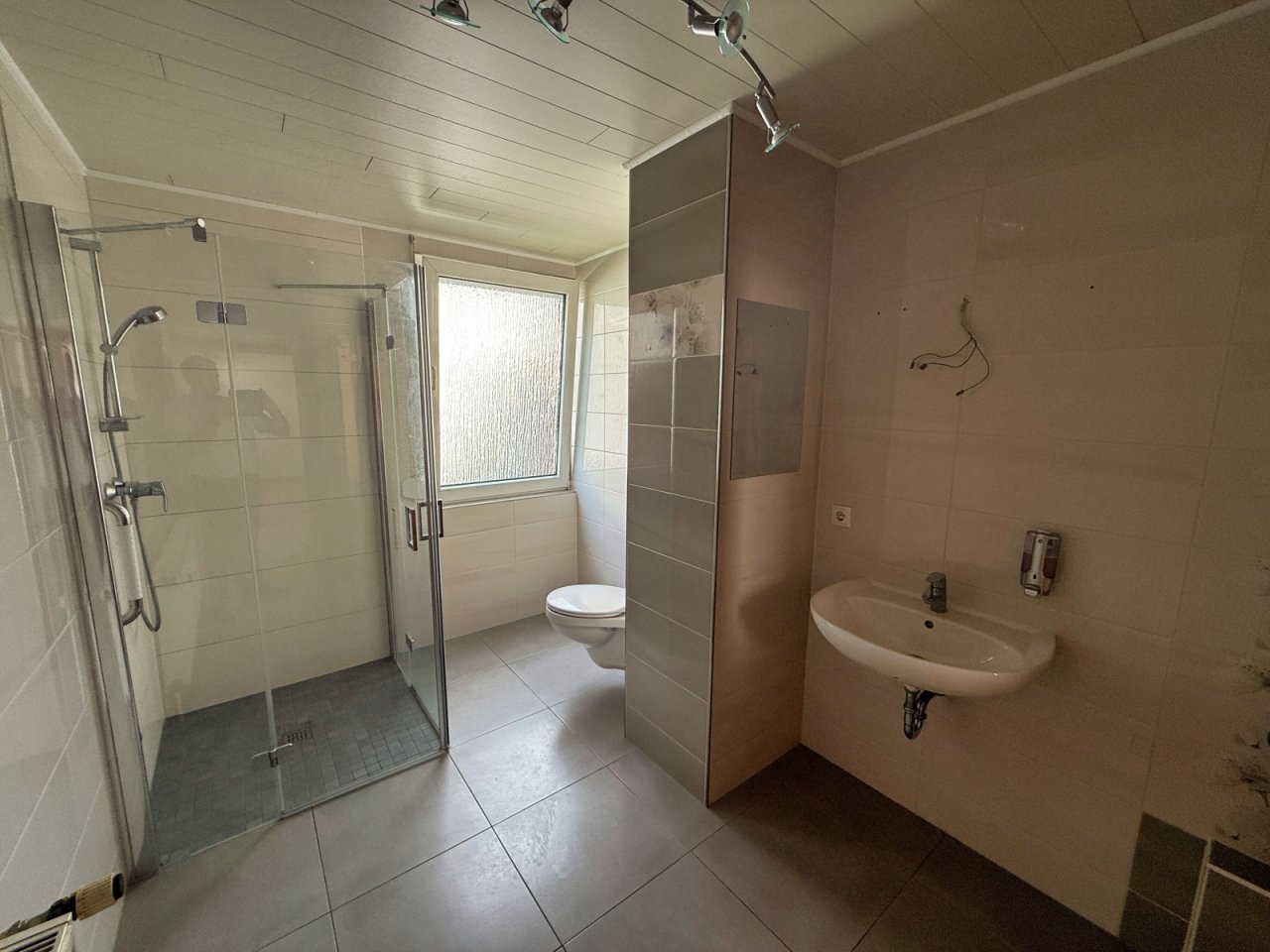 Tageslichtbad mit Dusche - WC EG