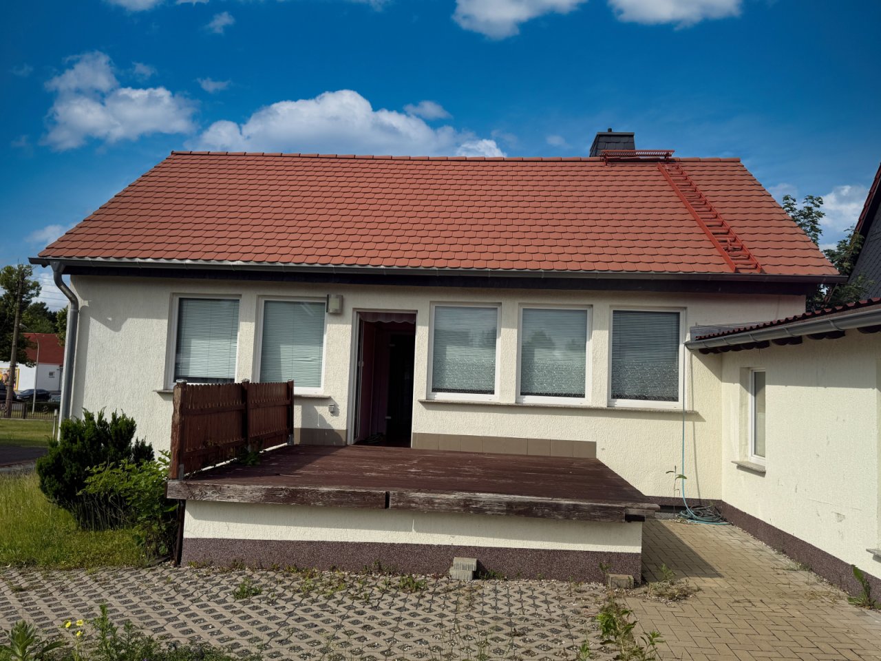EFH Rückseite mit Terrasse