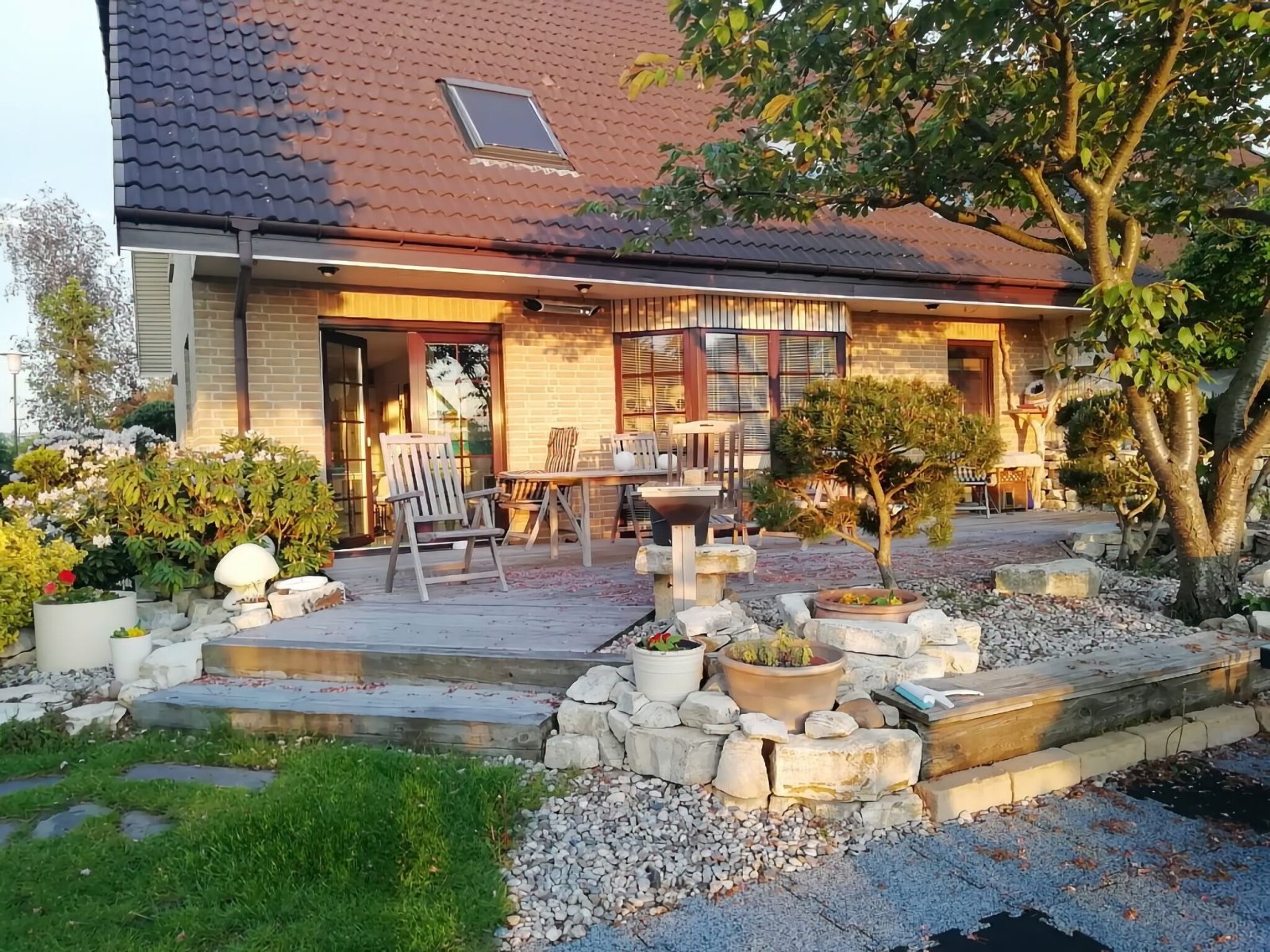 DHH Rückseite mit Terrasse DHH Rückseite mit Terrasse
