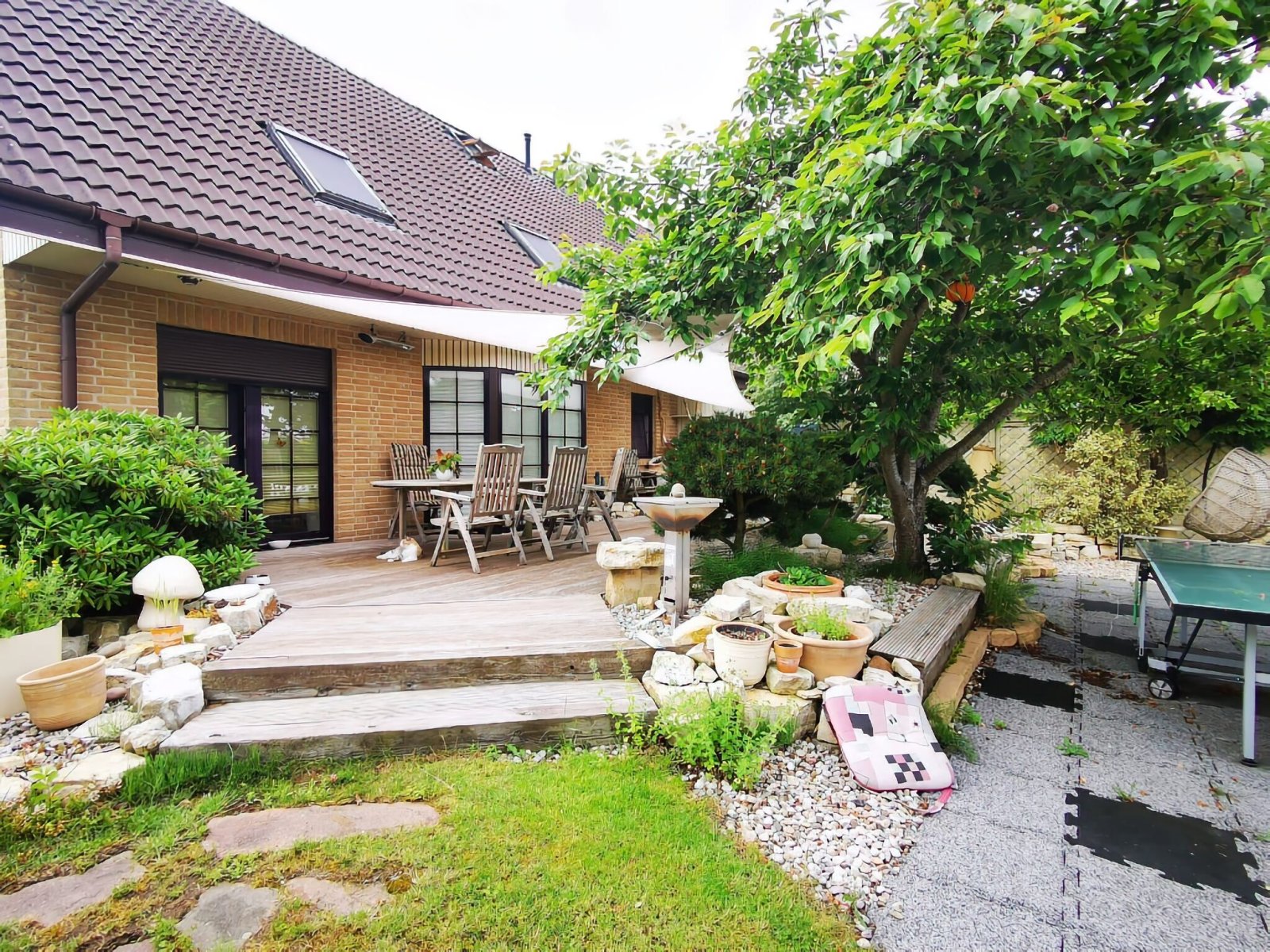 DHH Rückseite mit Terrasse DHH Rückseite mit Terrasse