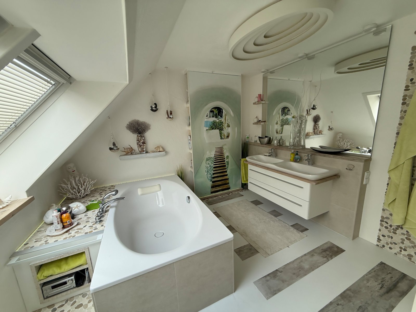 Tageslichtbad OG mit Badewanne Tageslichtbad OG mit Badewanne