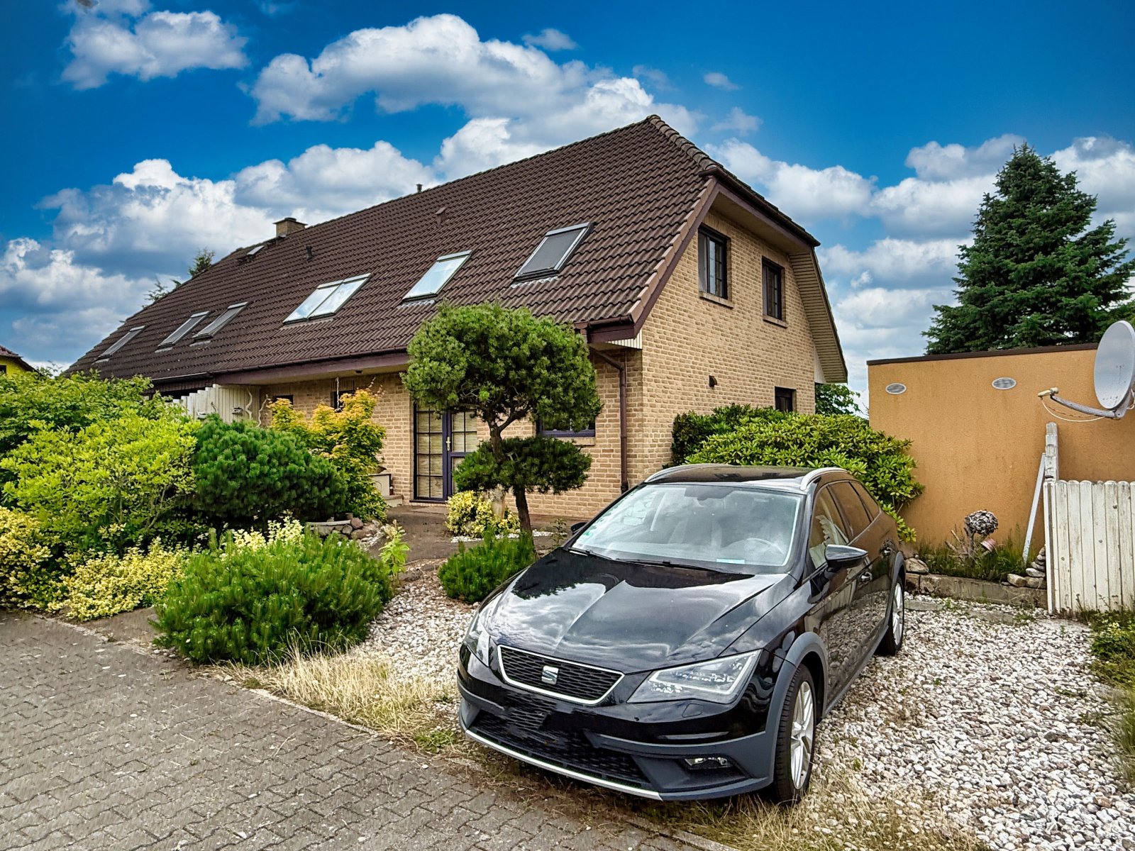DHH Vorderseite mit Stellplatz DHH Vorderseite mit Stellplatz