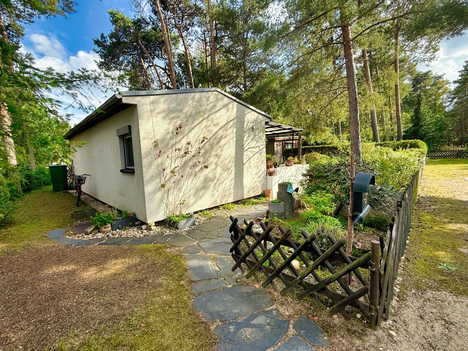 Bungalow mit Zugangsweg Bungalow mit Zugangsweg