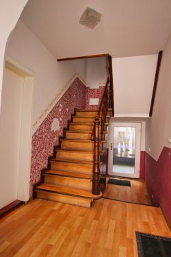 Treppenhaus Wohnungstür EG links Treppenhaus Wohnungstür EG links