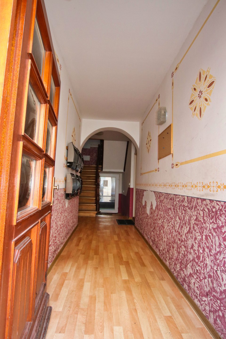 Hauseingang mit Hausflur und Treppenhaus Hauseingang mit Hausflur und Treppenhaus