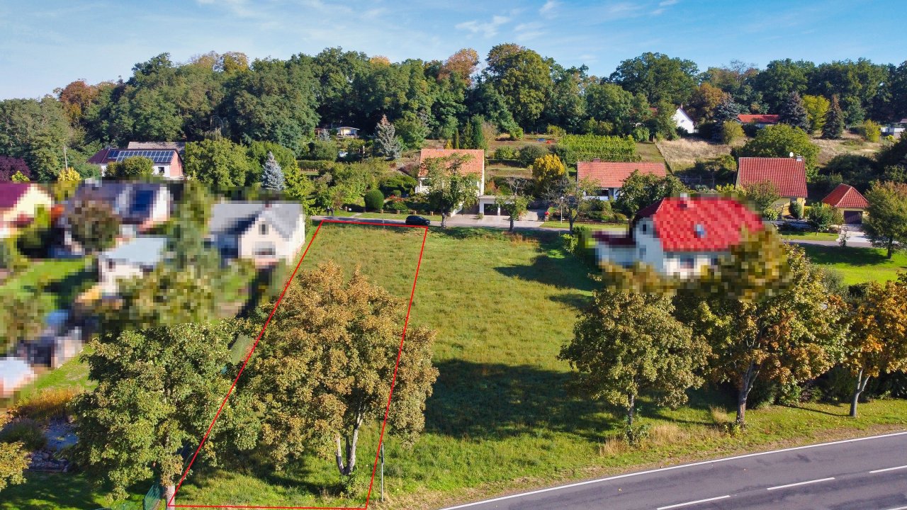 Grundstück Luftbild Rückseite mit Blick auf den Weinberg