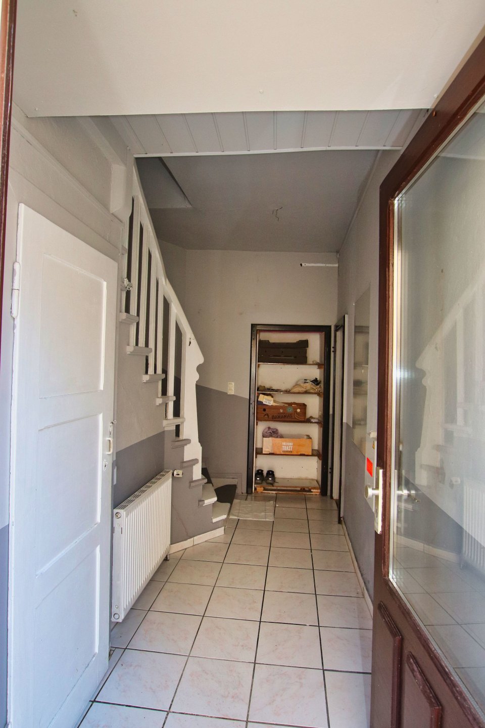 Eingang Wohnbereich mit Zugang zur Gewerbeeinheit rechts