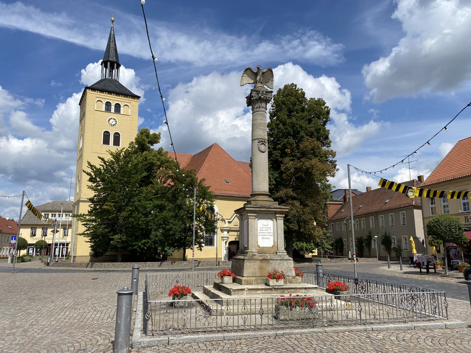 Markt mit Nicolaikirche und Kriegerdenkmal in Jessen