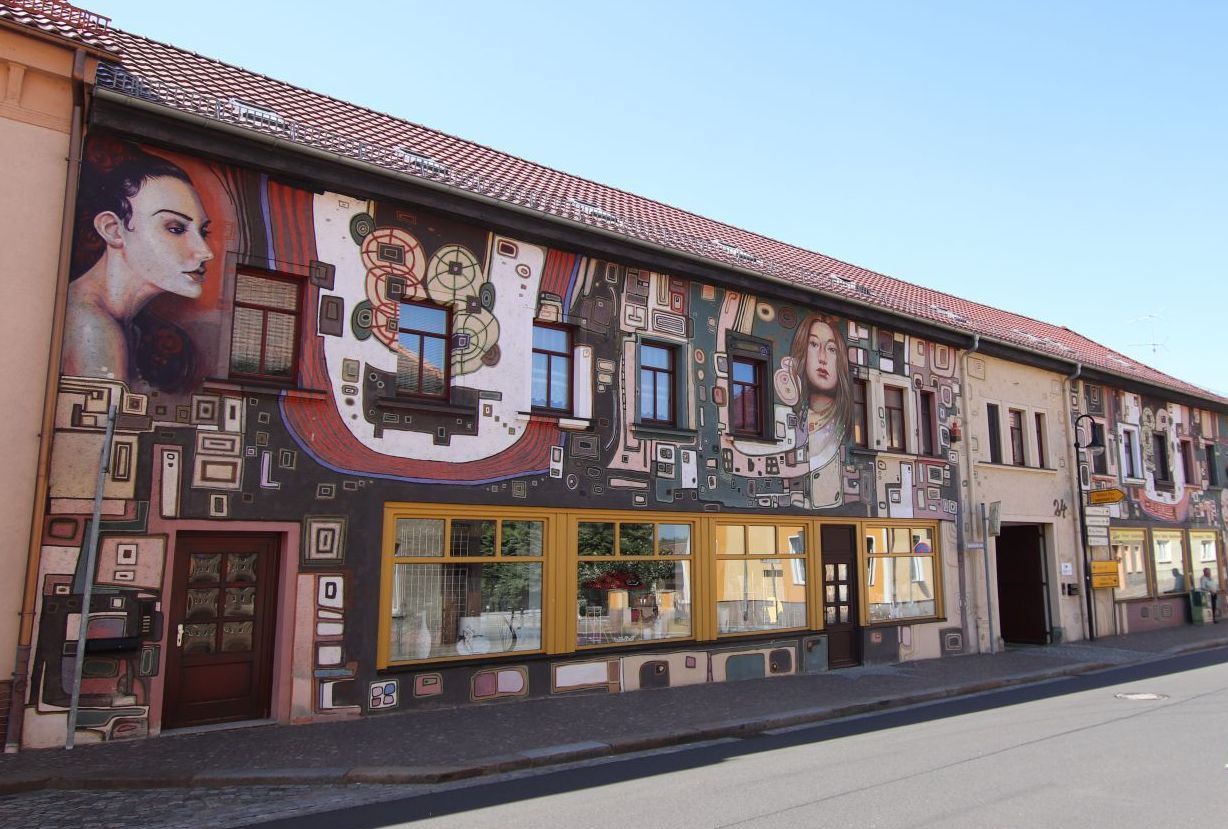 Dahlen: Geschäftshaus mit Gemälden im Hundertwasser- und Klimt-Stil